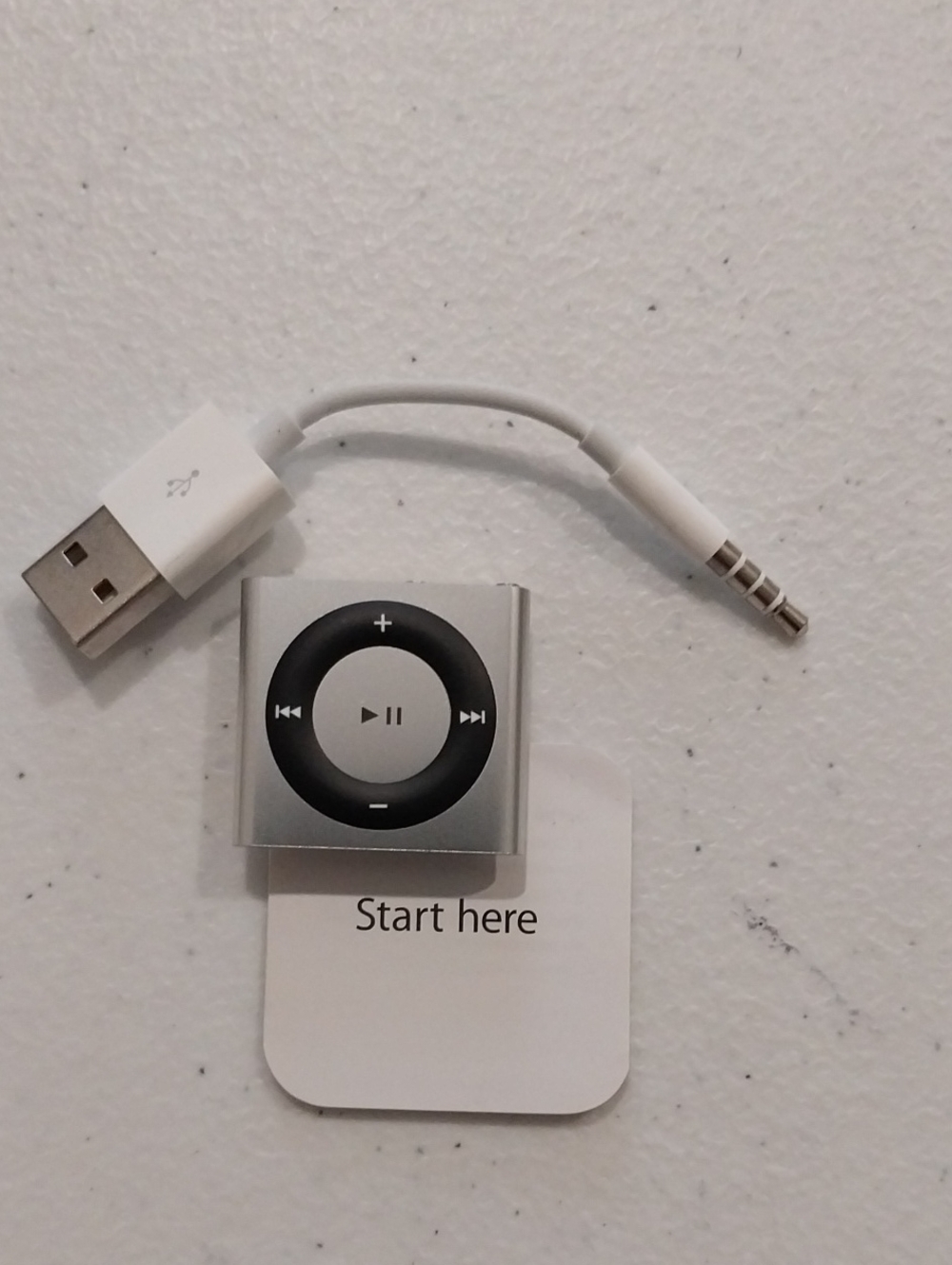Apple iPod Shuffle Clip MP3 Player and White USB Cable New